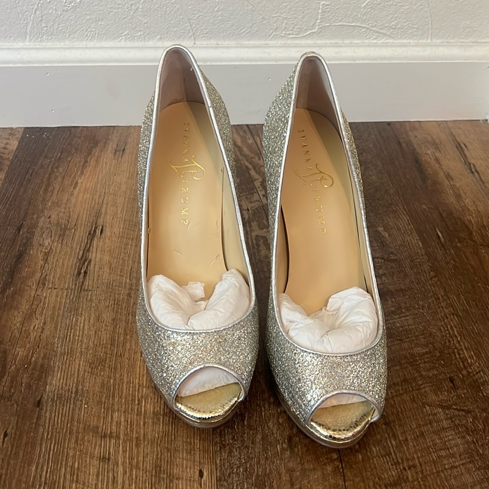 NWT Ivanka Trump Maggie Metallic Silver/Gold Sparkle Peep Toe Pumps
